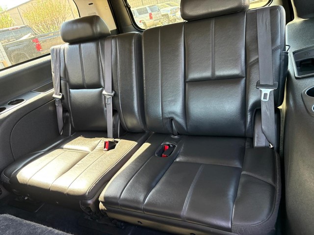 Chevrolet Suburban Vehicle Full-screen Gallery Image 12