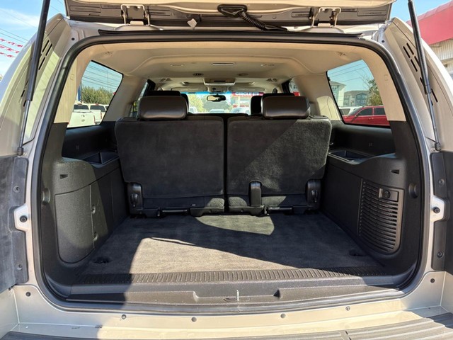 Chevrolet Suburban Vehicle Full-screen Gallery Image 13