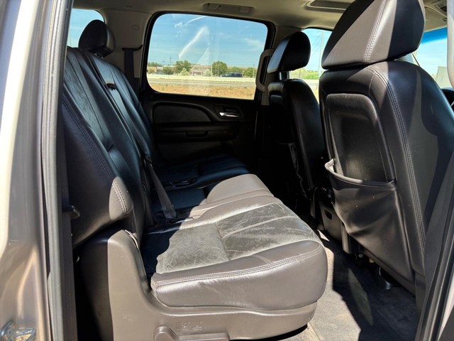 Chevrolet Suburban Vehicle Full-screen Gallery Image 14