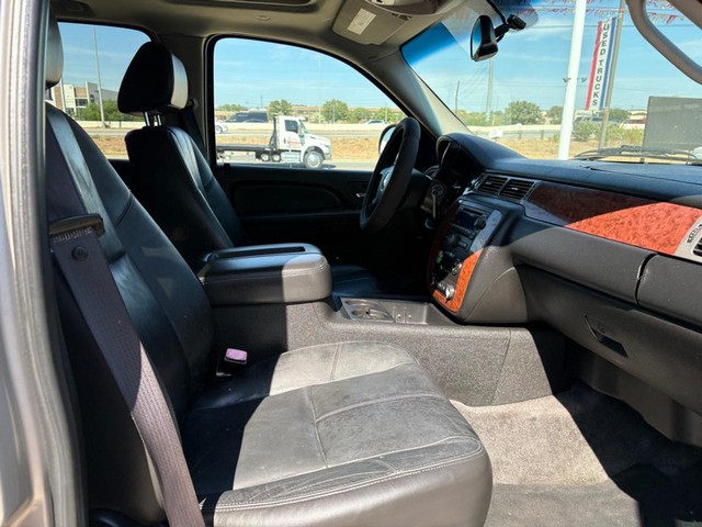 Chevrolet Suburban Vehicle Full-screen Gallery Image 15