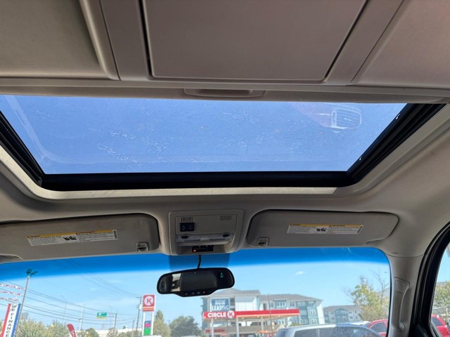 Chevrolet Suburban Vehicle Full-screen Gallery Image 16