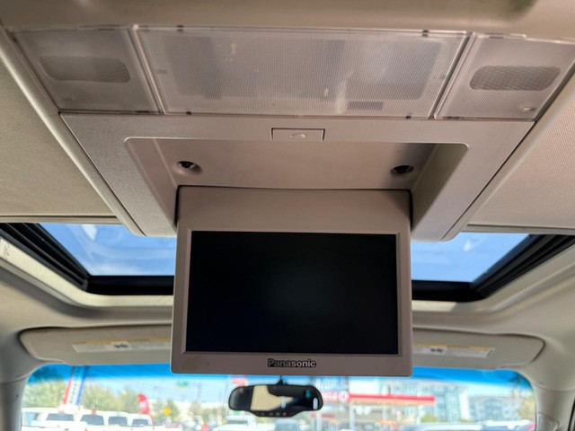 Chevrolet Suburban Vehicle Full-screen Gallery Image 17