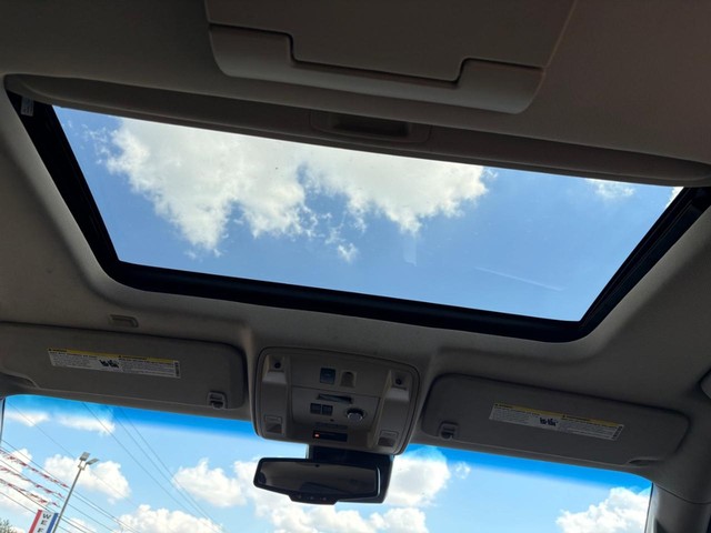 GMC Yukon Vehicle Full-screen Gallery Image 16