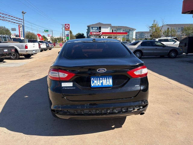 Ford Fusion Vehicle Full-screen Gallery Image 04