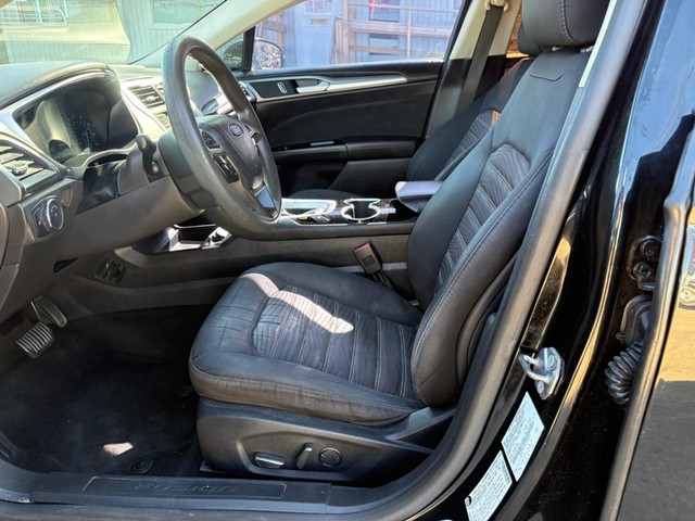 Ford Fusion Vehicle Full-screen Gallery Image 09