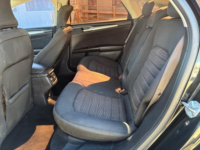 Ford Fusion Vehicle Full-screen Gallery Image 11