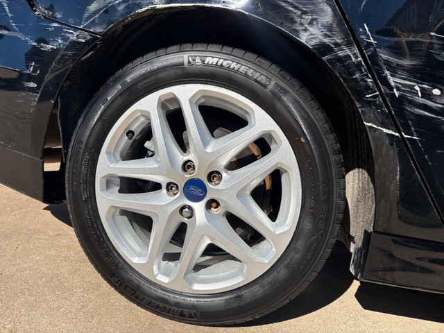 Ford Fusion Vehicle Full-screen Gallery Image 16