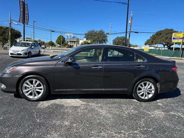 Lexus ES 350 Vehicle Full-screen Gallery Image 02