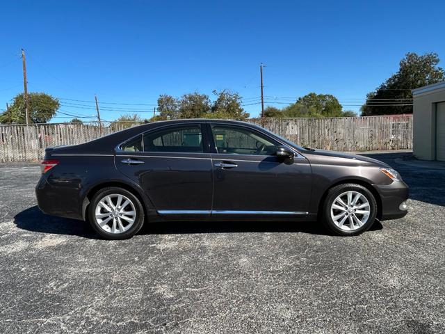 Lexus ES 350 Vehicle Full-screen Gallery Image 06