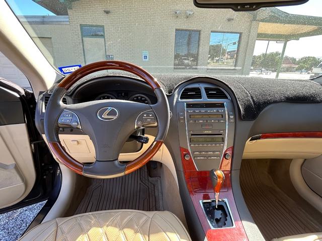 Lexus ES 350 Vehicle Full-screen Gallery Image 09