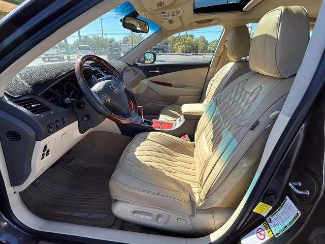 Lexus ES 350 Vehicle Full-screen Gallery Image 10