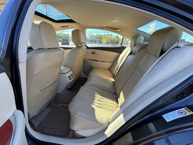 Lexus ES 350 Vehicle Full-screen Gallery Image 11