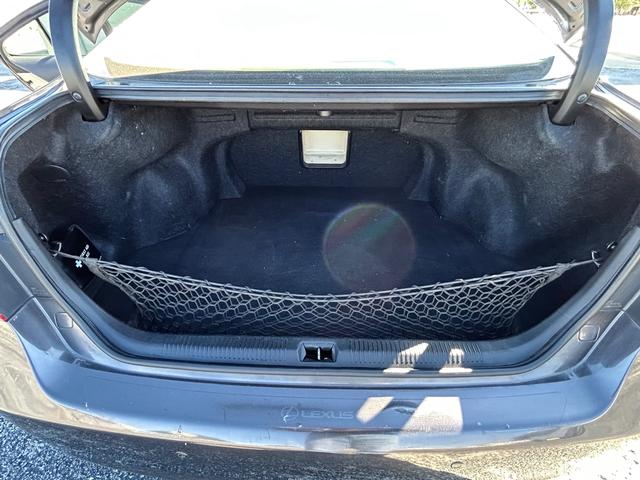 Lexus ES 350 Vehicle Full-screen Gallery Image 12