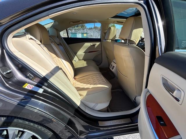 Lexus ES 350 Vehicle Full-screen Gallery Image 13