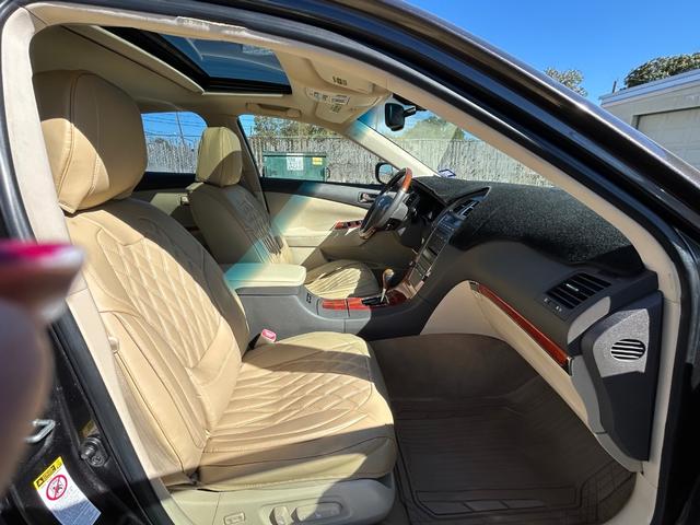 Lexus ES 350 Vehicle Full-screen Gallery Image 14