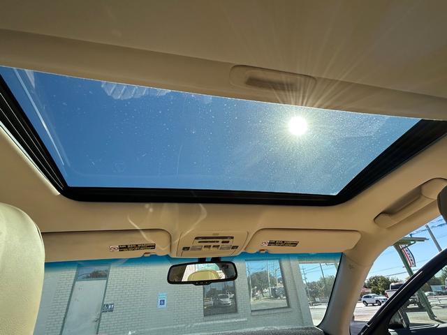 Lexus ES 350 Vehicle Full-screen Gallery Image 15