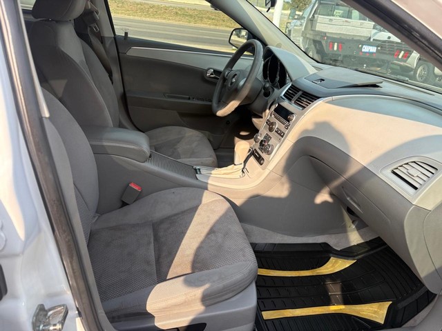 Chevrolet Malibu Vehicle Full-screen Gallery Image 14