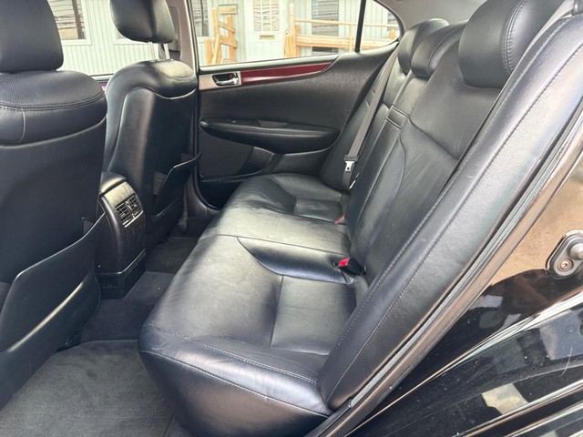 Lexus ES 330 Vehicle Full-screen Gallery Image 11