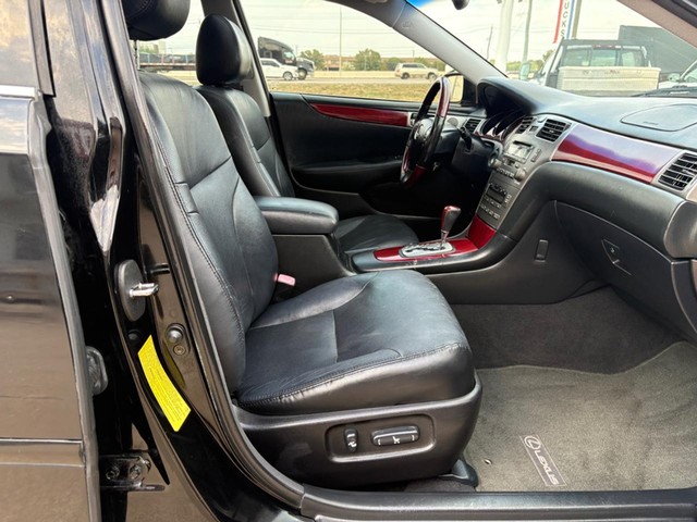 Lexus ES 330 Vehicle Full-screen Gallery Image 14