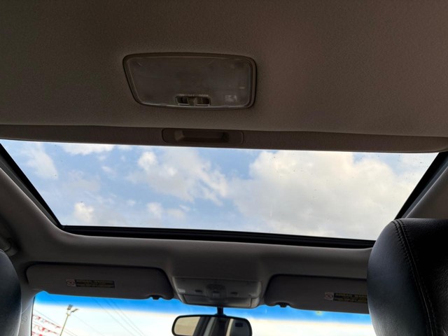 Lexus ES 330 Vehicle Full-screen Gallery Image 15