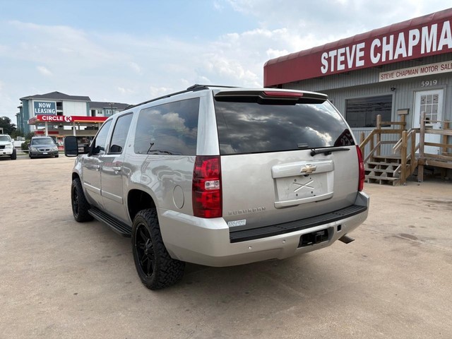 Chevrolet Suburban Vehicle Full-screen Gallery Image 03