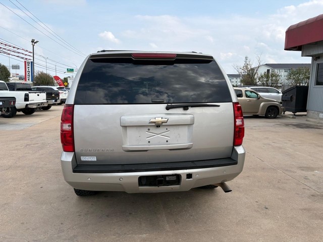 Chevrolet Suburban Vehicle Full-screen Gallery Image 04