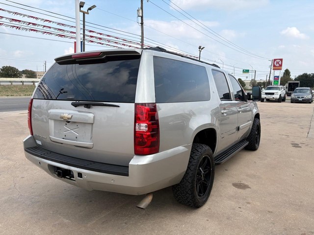 Chevrolet Suburban Vehicle Full-screen Gallery Image 05
