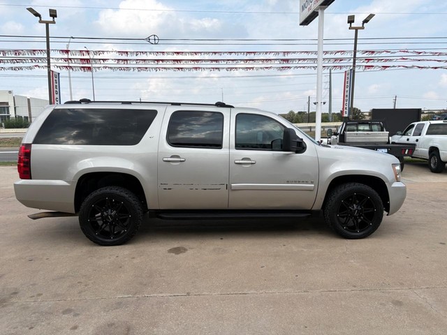 Chevrolet Suburban Vehicle Full-screen Gallery Image 06