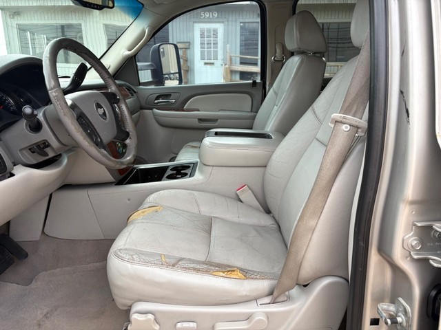 Chevrolet Suburban Vehicle Full-screen Gallery Image 09