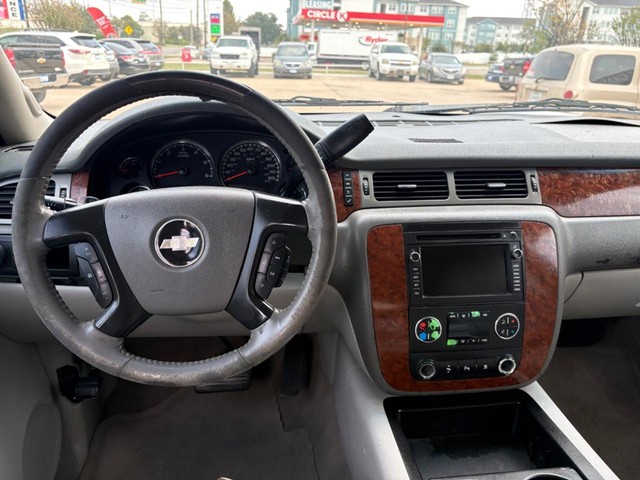 Chevrolet Suburban Vehicle Full-screen Gallery Image 10