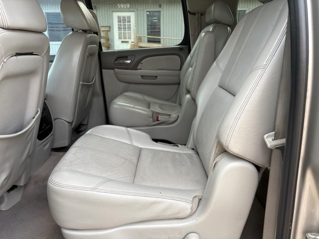 Chevrolet Suburban Vehicle Full-screen Gallery Image 11