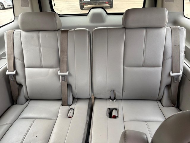 Chevrolet Suburban Vehicle Full-screen Gallery Image 12