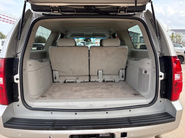 Chevrolet Suburban Vehicle Full-screen Gallery Image 13