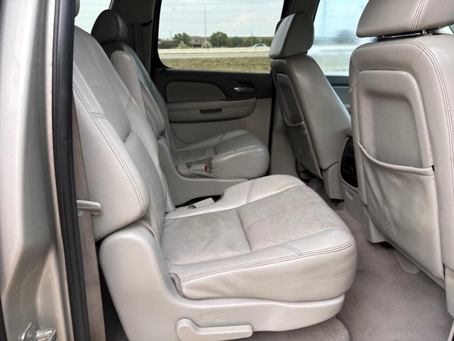 Chevrolet Suburban Vehicle Full-screen Gallery Image 14