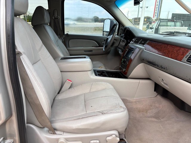 Chevrolet Suburban Vehicle Full-screen Gallery Image 15