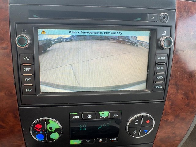 Chevrolet Suburban Vehicle Full-screen Gallery Image 16