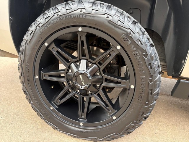 Chevrolet Suburban Vehicle Full-screen Gallery Image 17