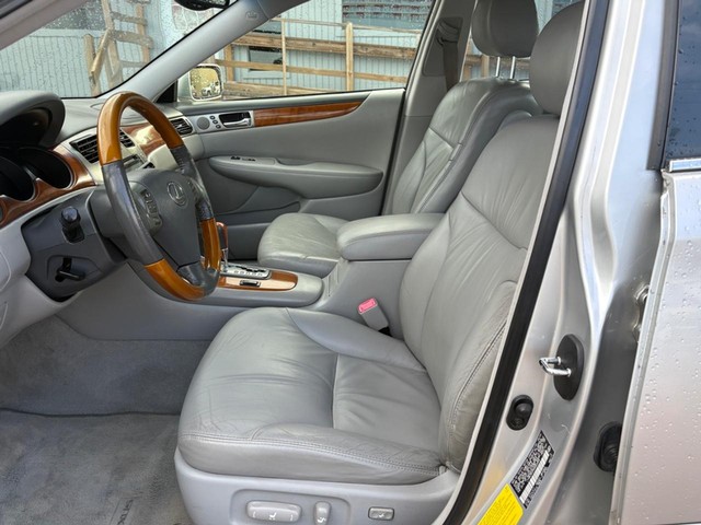 Lexus ES 330 Vehicle Full-screen Gallery Image 09