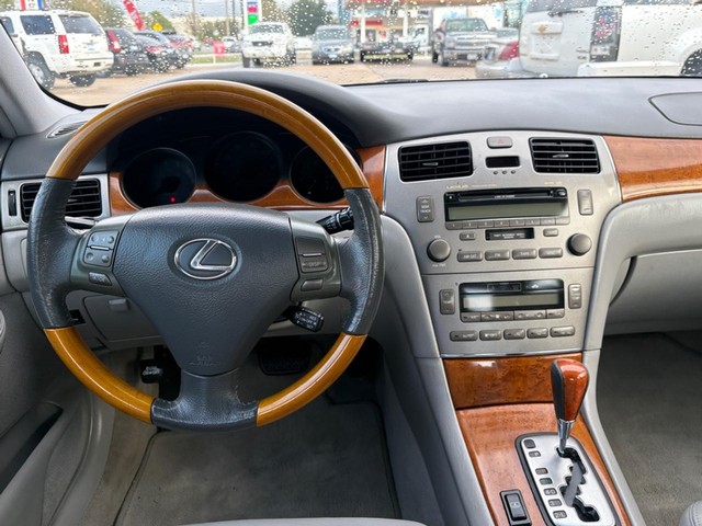 Lexus ES 330 Vehicle Full-screen Gallery Image 10