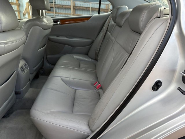 Lexus ES 330 Vehicle Full-screen Gallery Image 11