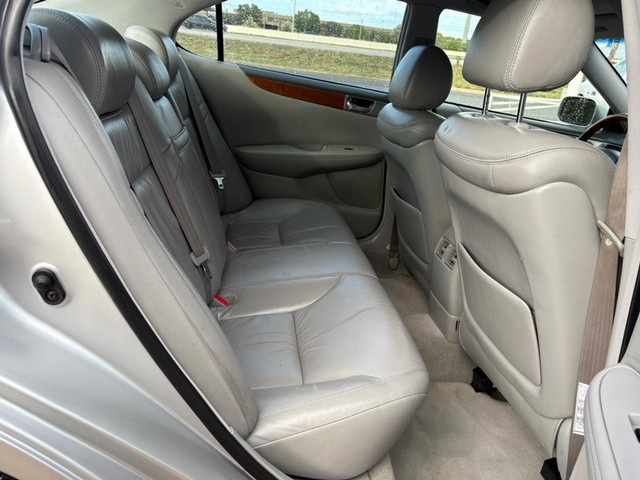 Lexus ES 330 Vehicle Full-screen Gallery Image 13