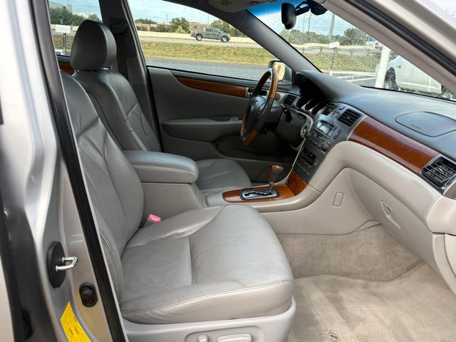 Lexus ES 330 Vehicle Full-screen Gallery Image 14