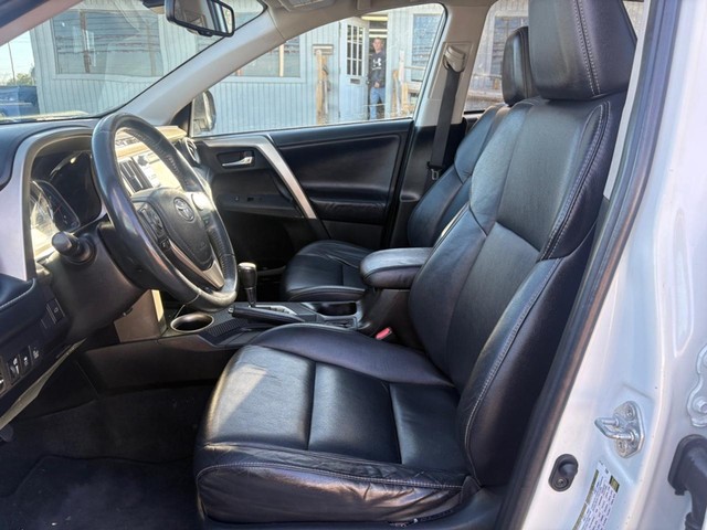 Toyota RAV4 Vehicle Full-screen Gallery Image 09