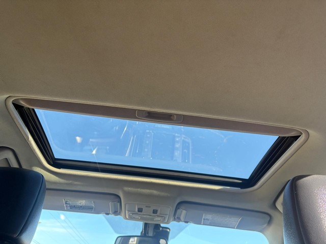 Toyota RAV4 Vehicle Full-screen Gallery Image 16