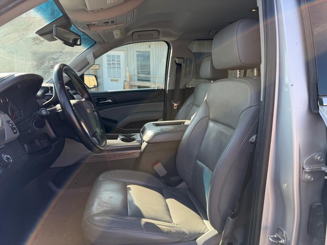 Chevrolet Suburban Vehicle Full-screen Gallery Image 09