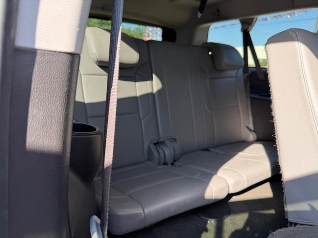 Chevrolet Suburban Vehicle Full-screen Gallery Image 15