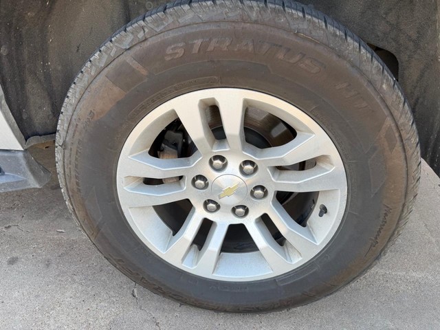 Chevrolet Suburban Vehicle Full-screen Gallery Image 17