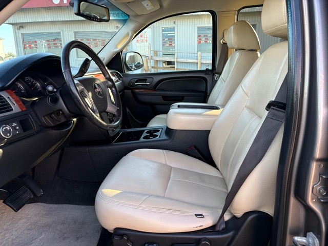 GMC Yukon Vehicle Full-screen Gallery Image 09