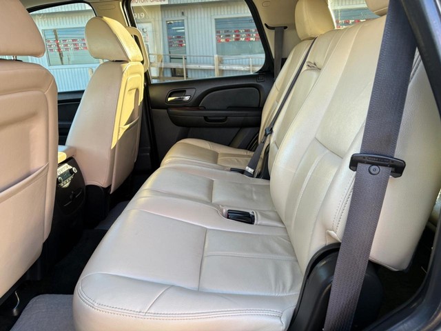 GMC Yukon Vehicle Full-screen Gallery Image 11