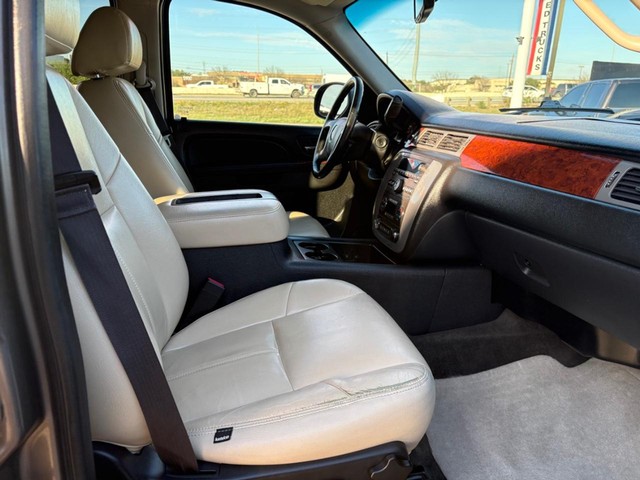 GMC Yukon Vehicle Full-screen Gallery Image 15